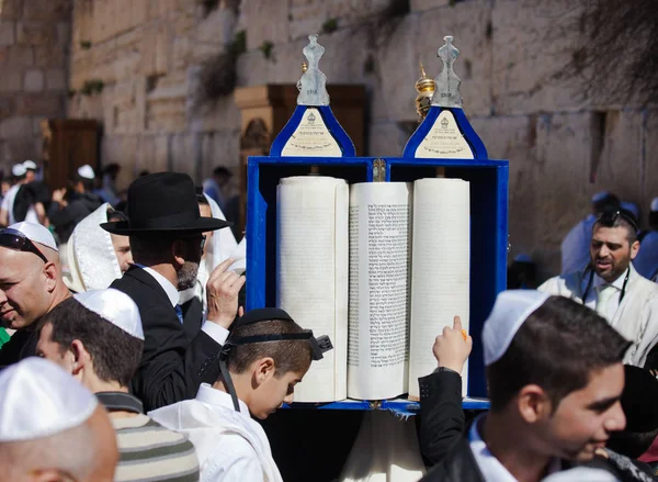 Jeruzalem, Israël-feb 18, 2013: Bar Mitzvah ritueel aan de Klaagmuur in Jeruzalem. Een 13-jarige jongen die Bar Mitzvah is geworden, is moreel en ethisch verantwoordelijk voor zijn beslissingen en acties — Stockfoto