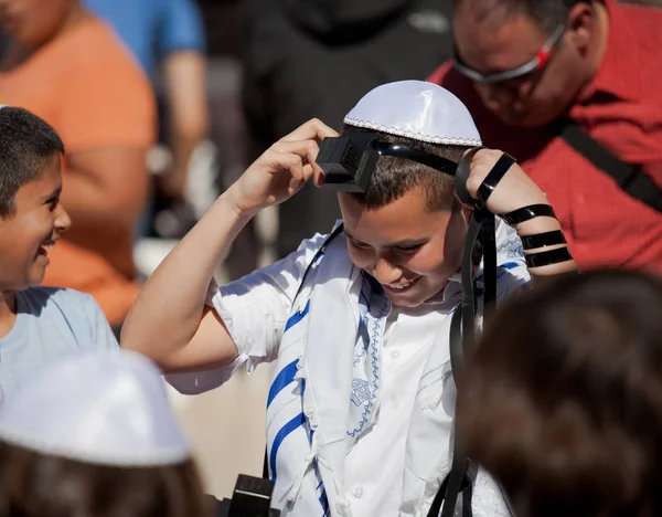 Jerozolima, Izrael-18 lutego, 2013: rytuał bar Mitzvah na ścianie płaczu w Jerozolimie. 13-letni chłopiec, który stał się bar Mitzvah jest moralnie i etycznie odpowiedzialny za swoje decyzje i działania — Zdjęcie stockowe