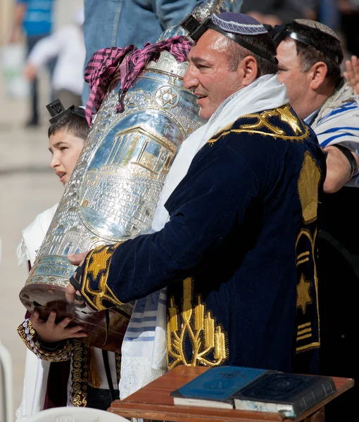 JERUSALEM, ISRAEL - 18 de febrero de 2013: Ritual de Bar Mitzvah en el Muro de los Lamentos en Jerusalén. Un niño de 13 años que se ha convertido en Bar Mitzvah es moral y éticamente responsable de sus decisiones y acciones — Foto de Stock