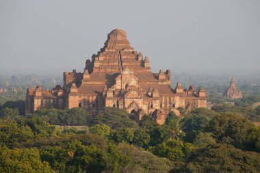Balon, Bagan, Myanmar şafak sis eski antik tapınak ve palmiye ağaçlarının siluetleri ile Turuncu mistik gündoğumu manzara görünümü. Burma