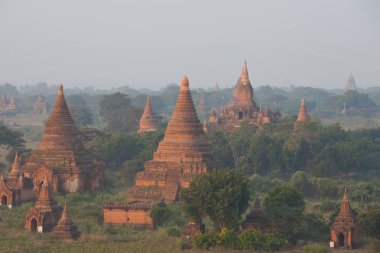 Balon, Bagan, Myanmar şafak sis eski antik tapınak ve palmiye ağaçlarının siluetleri ile Turuncu mistik gündoğumu manzara görünümü. Burma