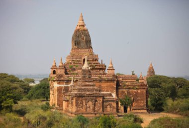 Balon, Bagan, Myanmar şafak sis eski antik tapınak ve palmiye ağaçlarının siluetleri ile Turuncu mistik gündoğumu manzara görünümü. Burma