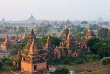 Balon, Bagan, Myanmar şafak sis eski antik tapınak ve palmiye ağaçlarının siluetleri ile Turuncu mistik gündoğumu manzara görünümü. Burma