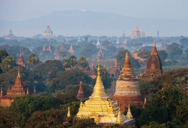Balon, Bagan, Myanmar şafak sis eski antik tapınak ve palmiye ağaçlarının siluetleri ile Turuncu mistik gündoğumu manzara görünümü. Burma