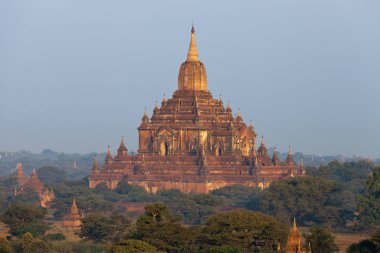 Balon, Bagan, Myanmar şafak sis eski antik tapınak ve palmiye ağaçlarının siluetleri ile Turuncu mistik gündoğumu manzara görünümü. Burma