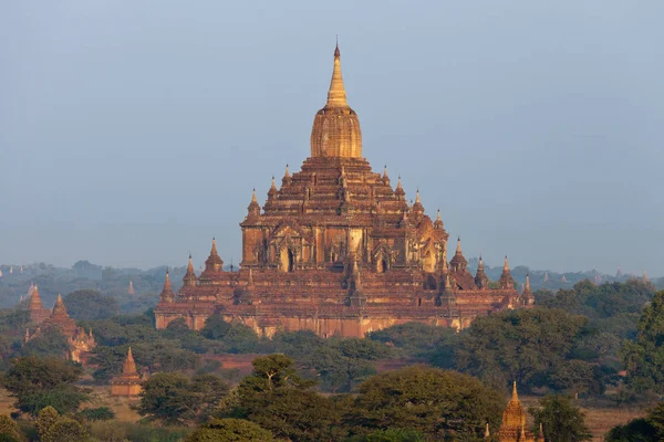 Orange mystischen Sonnenaufgang Landschaft Ansicht mit Silhouetten von alten antiken Tempeln und Palmen in der Morgendämmerung Nebel aus Ballon, Heiden, Myanmar. Burma — Stockfoto