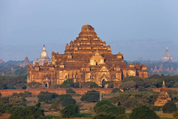 Balon, Bagan, Myanmar şafak sis eski antik tapınak ve palmiye ağaçlarının siluetleri ile Turuncu mistik gündoğumu manzara görünümü. Burma