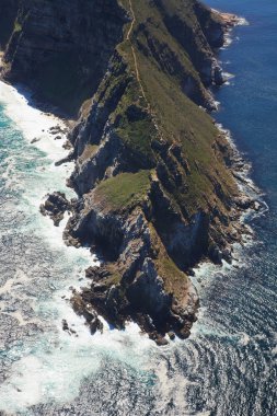 Bir helikopterden deniz feneri ve Ümit Burnu ile Cape noktası havadan görünümü. Güneşli bir günde kuş bakışı Güney Afrika Panoraması. Helikopter görünümünden yeryüzünün kenarı.