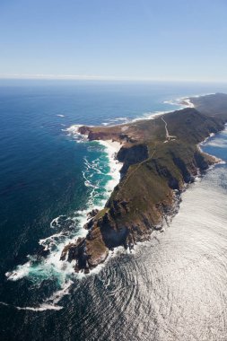 Bir helikopterden deniz feneri ve Ümit Burnu ile Cape noktası havadan görünümü. Güneşli bir günde kuş bakışı Güney Afrika Panoraması. Helikopter görünümünden yeryüzünün kenarı.