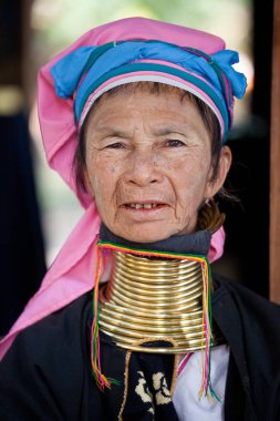 Myanmar, Burma - 30 Aralık 2013: Myanmar, Burma'da uzun boyunlu Kayan Padaung kadın. Boyun halkaları pirinç bobinler zürafa kadın arama ile kadın güzel portre