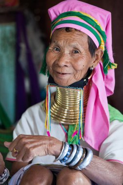 Myanmar, Burma - 30 Aralık 2013: Myanmar, Burma'da uzun boyunlu Kayan Padaung kadın. Boyun halkaları pirinç bobinler zürafa kadın arama ile kadın güzel portre