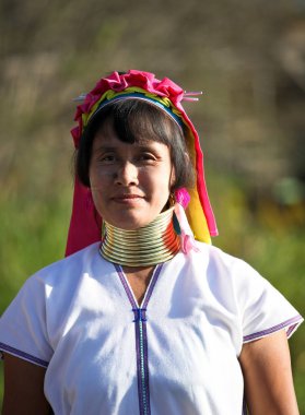 Myanmar, Burma - 30 Aralık 2013: Myanmar, Burma'da uzun boyunlu Kayan Padaung kadın. Boyun halkaları pirinç bobinler zürafa kadın arama ile kadın güzel portre