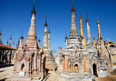 Shwe Inn Thein Paya, Indein, Nyaungshwe, Inle Lake, Shan devlet, Myanmar . Burma. Hava-farklı yıkıcı durumda budist pagodalar ve stupas dövüldü