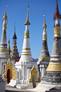Shwe Inn Thein Paya, Indein, Nyaungshwe, Inle Lake, Shan devlet, Myanmar . Burma. Hava-farklı yıkıcı durumda budist pagodalar ve stupas dövüldü