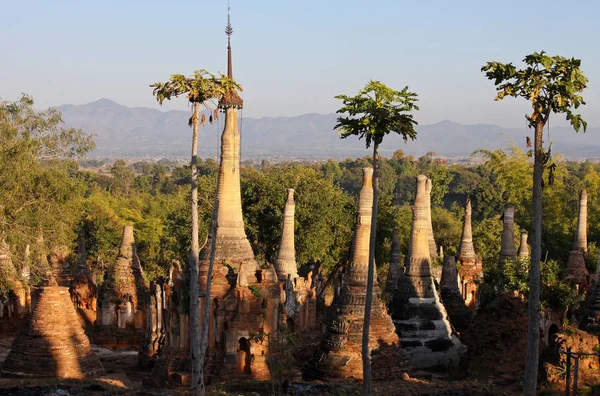 Shwe Inn Thein Paya, Indein, Yaungshwe, ทะเลสาบอินเล, รัฐซาน, พม่า เจดีย์ทางศาสนาที่ถูกทําลายสภาพอากาศและโง่เง่าในสภาพการทําลายล้างที่แตกต่างกัน — ภาพถ่ายสต็อก