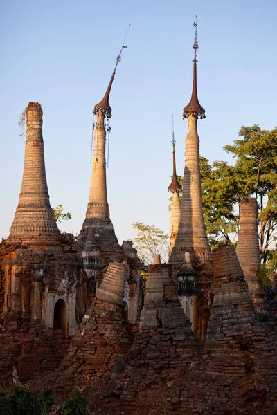 シュウェ イン テイン パヤ、 インデイン、ニャウンシュウェ 、インレー湖、シャン州、ミャンマー .ビルマ。異なる破壊的な状態で天候に打たれた仏教の塔と仏塔 — ストック写真