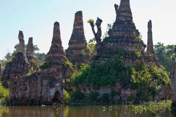 Shwe Inn Thein Paya, Indein, Nyaungshwe, Lago Inle, estado de Shan, Myanmar. Birmania. Pagodas y estupas budistas golpeadas por el tiempo en diferentes condiciones destructivas —  Fotos de Stock