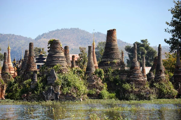 Shwe Inn Thein Paya, Indein, Nyaungshwe, Inle Lake, Shan State, Myanmar .Burma. Pagodes e stupas budistas espancados pelo tempo em diferentes condições destrutivas — Fotografia de Stock