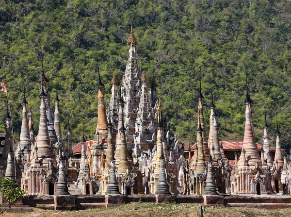 Shwe inn thein paya, indein, nyaungshwe, inle lake, shan state, myanmar .burma. Verwitterte buddhistische Pagoden und Stupas in unterschiedlichem destruktiven Zustand — Stockfoto