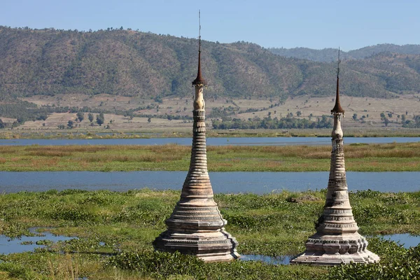 Shwe inn thein paya, indein, nyaungshwe, inle lake, shan state, myanmar .burma. Verwitterte buddhistische Pagoden und Stupas in unterschiedlichem destruktiven Zustand — Stockfoto