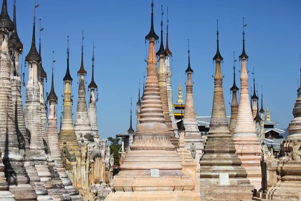 Shwe inn thein paya, indein, nyaungshwe, inle lake, shan state, myanmar .burma. Verwitterte buddhistische Pagoden und Stupas in unterschiedlichem destruktiven Zustand — Stockfoto