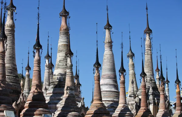 Shwe Inn Thein Paya, Indein, Nyaungshwe, Inle Lake, État de Shan, Myanmar .Birmanie. Pagodes et stupas bouddhistes battus par les intempéries dans différentes conditions destructrices — Photo