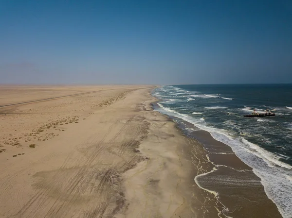 Verlaten en vervallen oude schipbreuk Zeila aan de Atlantische kust in de buurt van Swakopmund en de beroemde Skeleton Coast in Namibië, Afrika. Groep aalscholvers vogels op verroeste schip. Drone-weergave. — Stockfoto