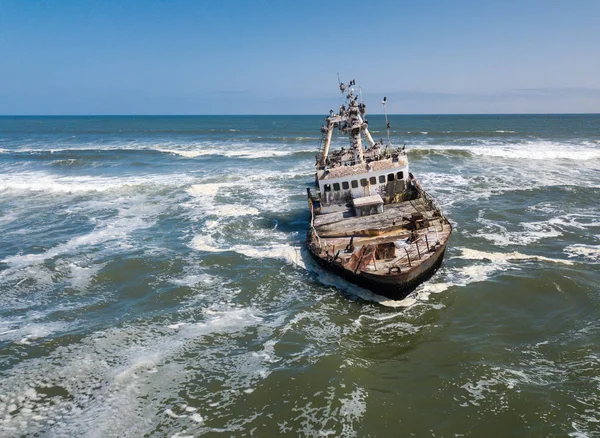 Verlaten en vervallen oude schipbreuk Zeila aan de Atlantische kust in de buurt van Swakopmund en de beroemde Skeleton Coast in Namibië, Afrika. Groep aalscholvers vogels op verroeste schip. Drone-weergave. — Stockfoto