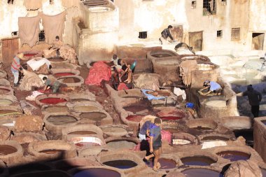 Fez, Fas - 01 Ocak 2010: İşçiler boya ve Fez tabakhanede deri bronzlaşma güvercin gübresi ve tuz ile geleneksel yöntemi kullanarak. Fes el Bali, Fas, Afrika