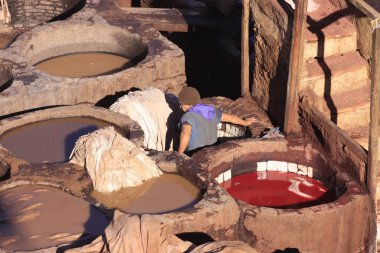 Fez, Fas - 01 Ocak 2010: İşçiler boya ve Fez tabakhanede deri bronzlaşma güvercin gübresi ve tuz ile geleneksel yöntemi kullanarak. Fes el Bali, Fas, Afrika