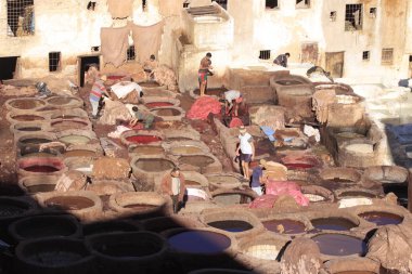 Fez, Fas - 01 Ocak 2010: İşçiler boya ve Fez tabakhanede deri bronzlaşma güvercin gübresi ve tuz ile geleneksel yöntemi kullanarak. Fes el Bali, Fas, Afrika