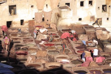 Fez, Fas - 01 Ocak 2010: İşçiler boya ve Fez tabakhanede deri bronzlaşma güvercin gübresi ve tuz ile geleneksel yöntemi kullanarak. Fes el Bali, Fas, Afrika