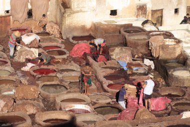 Fez, Fas - 01 Ocak 2010: İşçiler boya ve Fez tabakhanede deri bronzlaşma güvercin gübresi ve tuz ile geleneksel yöntemi kullanarak. Fes el Bali, Fas, Afrika