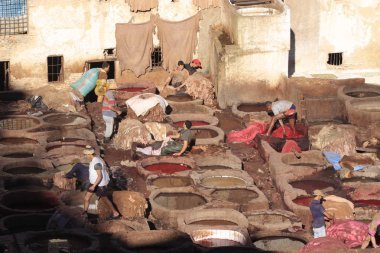 Fez, Fas - 01 Ocak 2010: İşçiler boya ve Fez tabakhanede deri bronzlaşma güvercin gübresi ve tuz ile geleneksel yöntemi kullanarak. Fes el Bali, Fas, Afrika