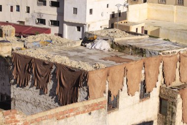 Fez, Fas - 01 Ocak 2010: İşçiler boya ve Fez tabakhanede deri bronzlaşma güvercin gübresi ve tuz ile geleneksel yöntemi kullanarak. Fes el Bali, Fas, Afrika