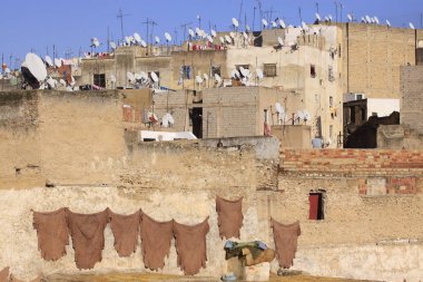 Fez, Fas - 01 Ocak 2010: İşçiler boya ve Fez tabakhanede deri bronzlaşma güvercin gübresi ve tuz ile geleneksel yöntemi kullanarak. Fes el Bali, Fas, Afrika