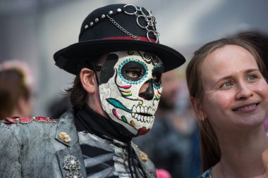 Moskova, Rusya - 29 Haziran 2018 : Moskova'da defile dia de muertos Mexico. Ölüler Günü Meksika'da ölüme komik bir tutum gösteren en popüler ve sıradışı tatil biridir.