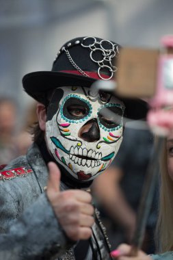Moskova, Rusya - 29 Haziran 2018 : Moskova'da defile dia de muertos Mexico. Ölüler Günü Meksika'da ölüme komik bir tutum gösteren en popüler ve sıradışı tatil biridir.