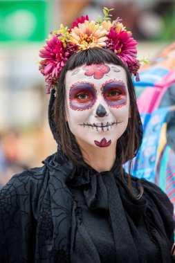Moskova, Rusya - 29 Haziran 2018 : Moskova'da defile dia de muertos Mexico. Ölüler Günü Meksika'da ölüme komik bir tutum gösteren en popüler ve sıradışı tatil biridir.