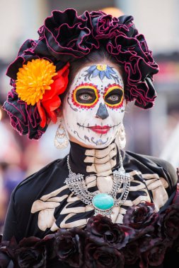 Moskova, Rusya - 29 Haziran 2018 : Moskova'da defile dia de muertos Mexico. Ölüler Günü Meksika'da ölüme komik bir tutum gösteren en popüler ve sıradışı tatil biridir.