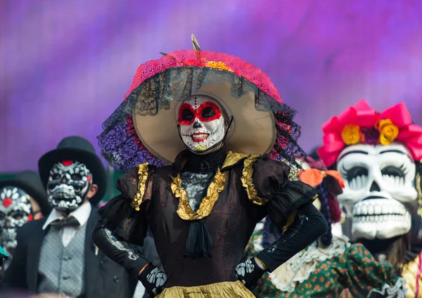 Moskwa, Rosja-29 czerwca 2018: Defile Dia de Muertos Meksyku w Moskwie. Dzień zmarłych jest jednym z najbardziej popularnych i niezwykłych wakacji w Meksyku pokazując zabawny stosunek do śmierci. — Zdjęcie stockowe