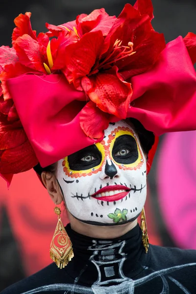 Moscou, Rússia - 29 de junho de 2018: Defile dia de muertos México em Moscou. O Dia dos Mortos é um dos feriados mais populares e incomuns no México, mostrando uma atitude engraçada para com a morte . — Fotografia de Stock