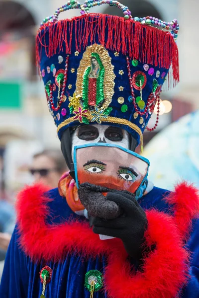 Moscow, Oroszország-június 29, 2018: defile dia de Muertos Mexikó Moszkvában. A nap a halottak egyike a legnépszerűbb és szokatlan ünnepek Mexikóban mutató vicces hozzáállás a halálhoz. — Stock Fotó