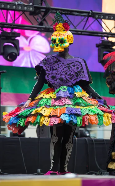 Moscou, Rússia - 29 de junho de 2018: Defile dia de muertos México em Moscou. O Dia dos Mortos é um dos feriados mais populares e incomuns no México, mostrando uma atitude engraçada para com a morte . — Fotografia de Stock