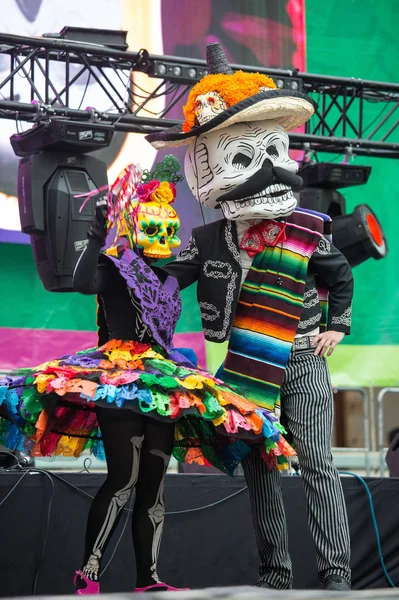 Moscou, Rússia - 29 de junho de 2018: Defile dia de muertos México em Moscou. O Dia dos Mortos é um dos feriados mais populares e incomuns no México, mostrando uma atitude engraçada para com a morte . — Fotografia de Stock