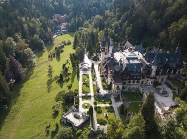 Peles Kalesi'nin panoramik manzarası, Romanya. Sinaya'da ünlü Neo-Rönesans kalesi ve süs bahçesi, Avrupa'da Karpat Dağları.