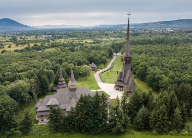 Avrupa'nın en yüksek ahşap çan kulesi ile Transilvanya geleneksel antik Maramures ahşap ortodoks kilisenin havadan panoramik görünümü, Romanya. UNESCO dünya mirası.