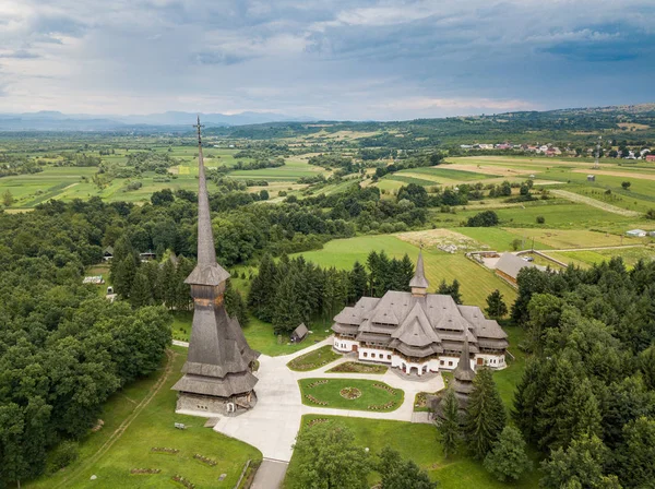 Légi panoráma kilátás a hagyományos ókori Máramarosi fa ortodox templom Erdélyben, a legmagasabb fából készült Belltower Európában, Romániában. UNESCO világörökségi helyszín. — Stock Fotó