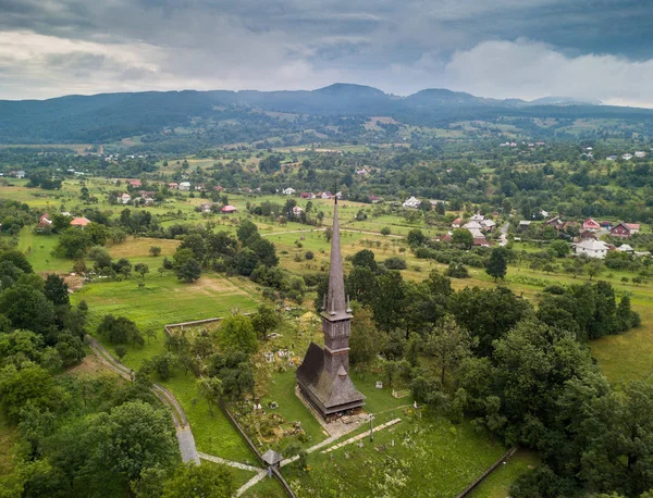 Luchtfoto panoramisch uitzicht op traditionele oude Maramures houten orthodoxe kerk in Transsylvanië met de hoogste houten klokkentoren in Europa, Roemenië. UNESCO-werelderfgoedlocatie. — Stockfoto
