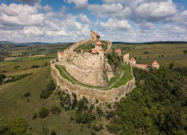 Romanya 'nın Transilvanya kentindeki Rupea Kalesi' nin açık hava panoramik manzarası mavi gökyüzüyle güneşli bir günde. Romanya 'nın tarihi bölgesi Brasov kentindeki Ortaçağ kalesi ve Transilvanya' nın Sakson simgesi.
